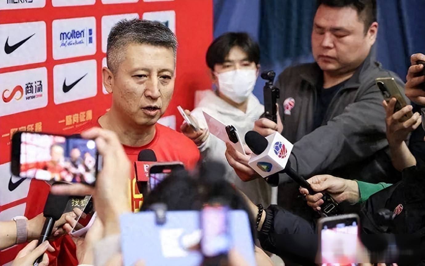 关于深圳男篮训练开放日,今夜防线松动引欢呼,CBA常规赛在即,控场能力受关注的信息APP下载